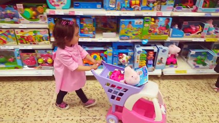 Скачать видео: En carro haciendo chica tienda de comestibles poco cerdo compras supermercado juguetes Mini peppa