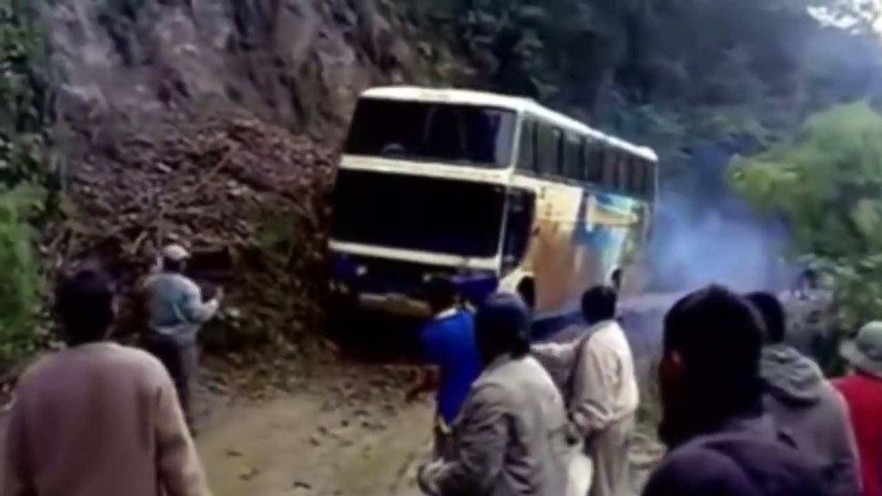 Les ROUTES Les Plus DANGEREUSES Du MONDE - lama Faché