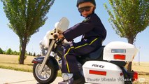 Enfants moto déballage course et examen