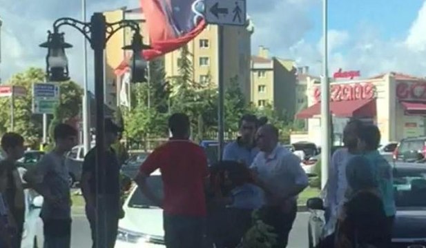 Genç kızları taciz ettiğ iddia edilen kişiyi tekme tokat dövdüler