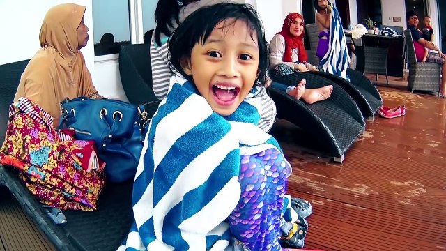 Berenang Dengan Kostum Mermaid | Ada Putri Duyung Di Kolam Renang | Mermaid Tail