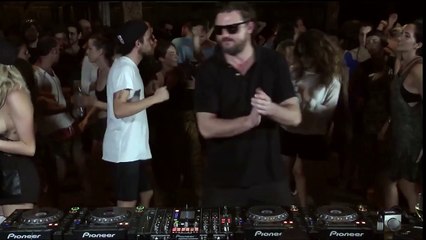 DJ qui danse synchro avec la fille derrière lui