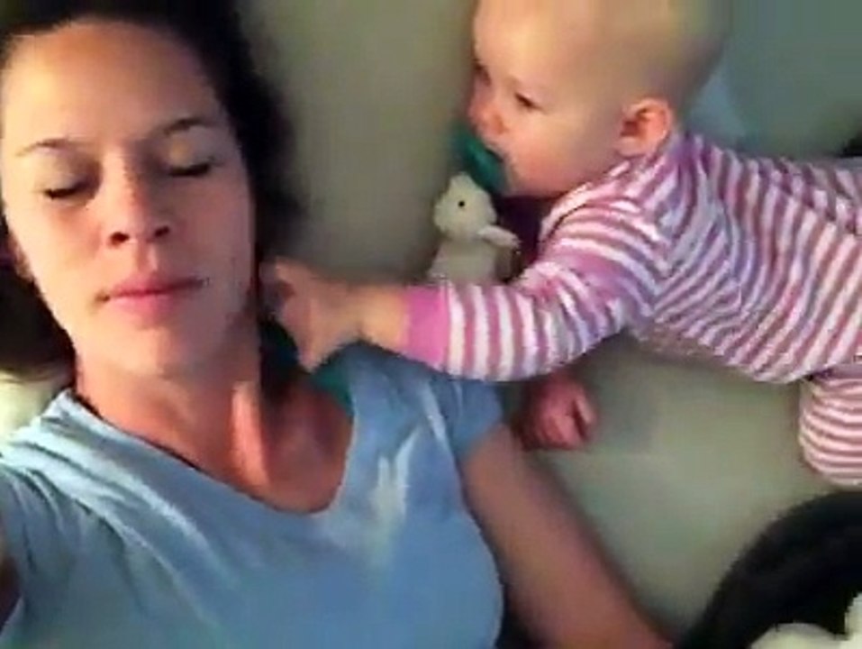 Bebeğin anneyi kaldırma çabası -acemi kamera video
