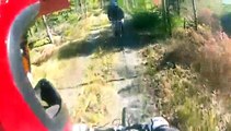 Deux VTTistes fauchés par une chaine tendu au milieu d'un chemin pour vélo