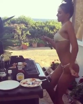Vous allez encore plus aimer la barbecue avec cette jolie demoiselle