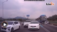 Detik-detik bas langgar kereta hingga remuk, dua maut