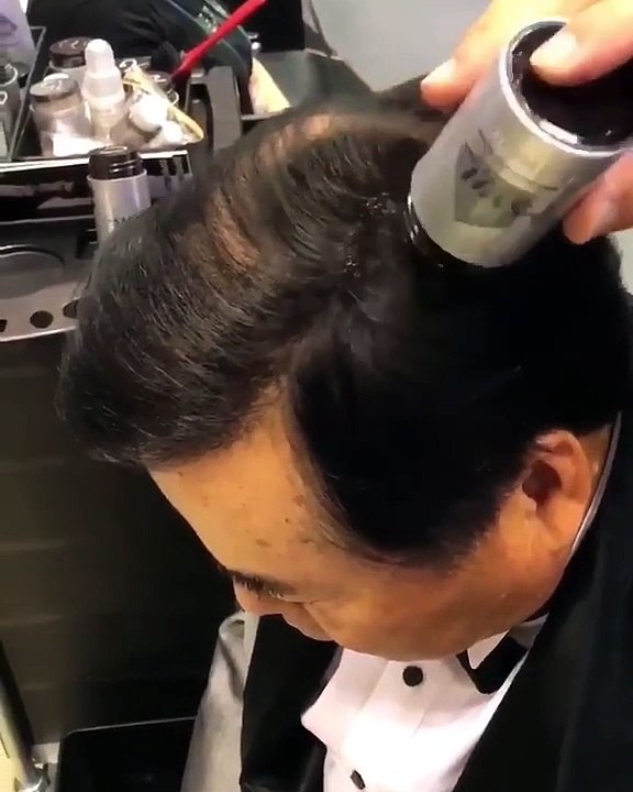 Démonstration d'un produit pour masquer sa calvitie vraiment efficace