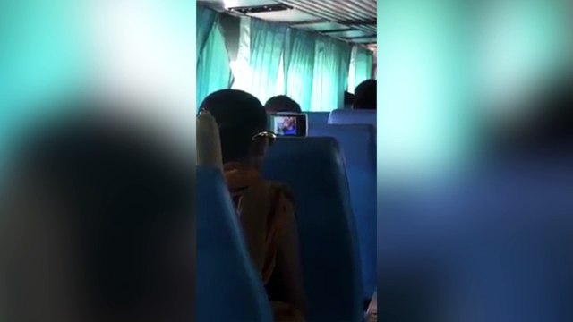 ¿Monje budista viendo una película erótica?