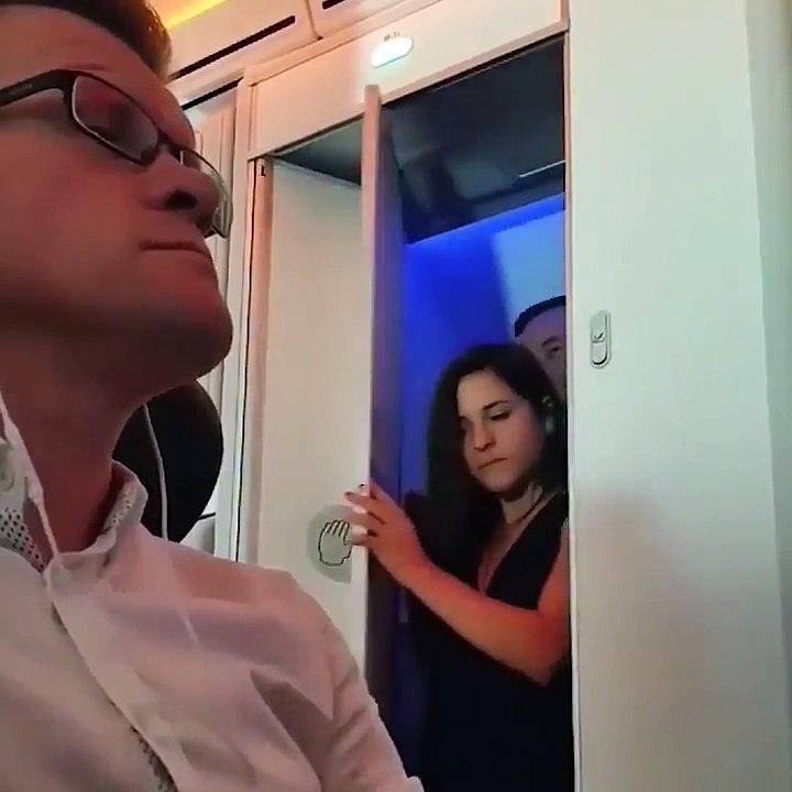 Un couple sort des toilettes dans un avion, la réaction cocasse du vidéaste