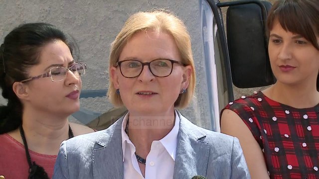 Kamioni “shemb” Ambasadën e Gjermanisë - Top Channel Albania - News - Lajme