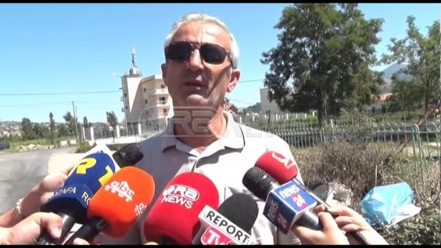Ora News – Banorët e Lezhës djegin 10 kontenierë mbeturinash