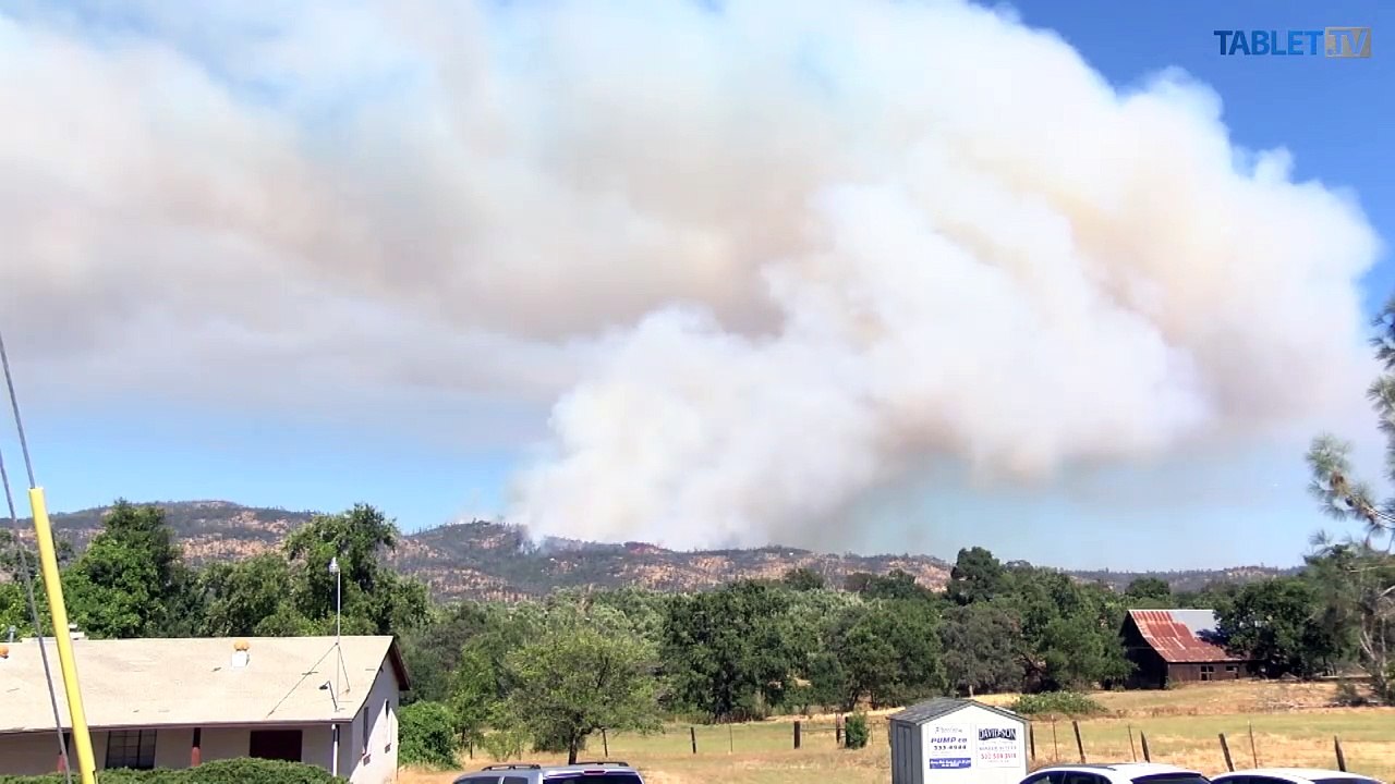 Požiare porastu v Kalifornii donútili utiecť takmer 8000 ľudí