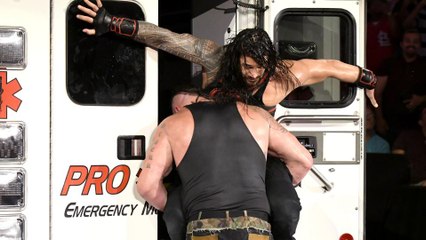 ¡Roman Reigns chocó la ambulancia con Strowman adentro!
