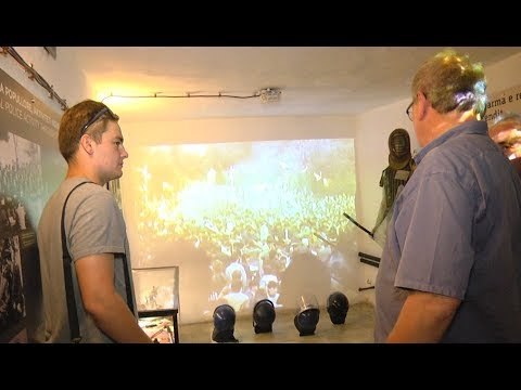 Report TV - Britaniku nostalgjik për regjimin rikthehet në Tiranë pas 30 vitesh