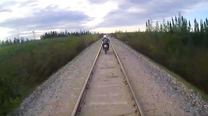 Un motard se retrouve coincé dans une voie ferrée !