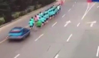 Acemi sürücü öğrencileri ezdi: 1 ölü, 2 yaralı