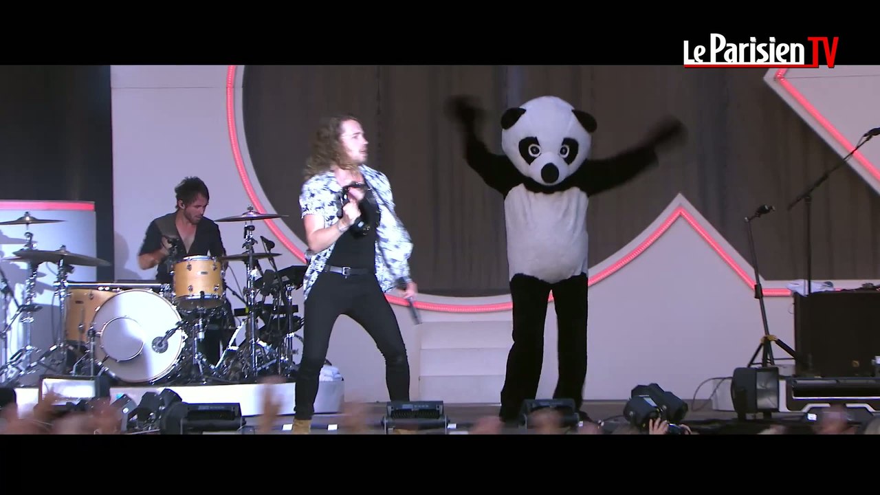 Julien Doré chante « Coco Câline » au festival Fnac live