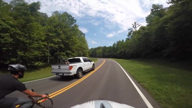 Un homme renverse volontairement un cycliste