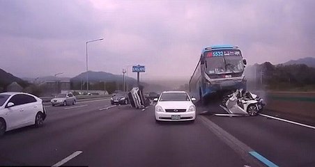 Otobüs Çarptığı Otomobili İkiye Böldü, Önüne Geleni Savurdu