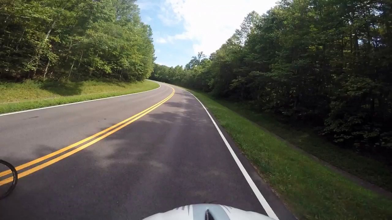 Un cycliste percuté volontairement par un automobiliste qui a pris la fuite