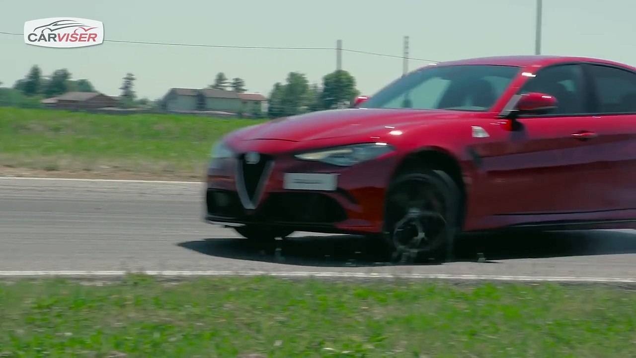 Alfa Romeo Giulia Quadrifoglio Test Sürüşü - Review (English subtitled)