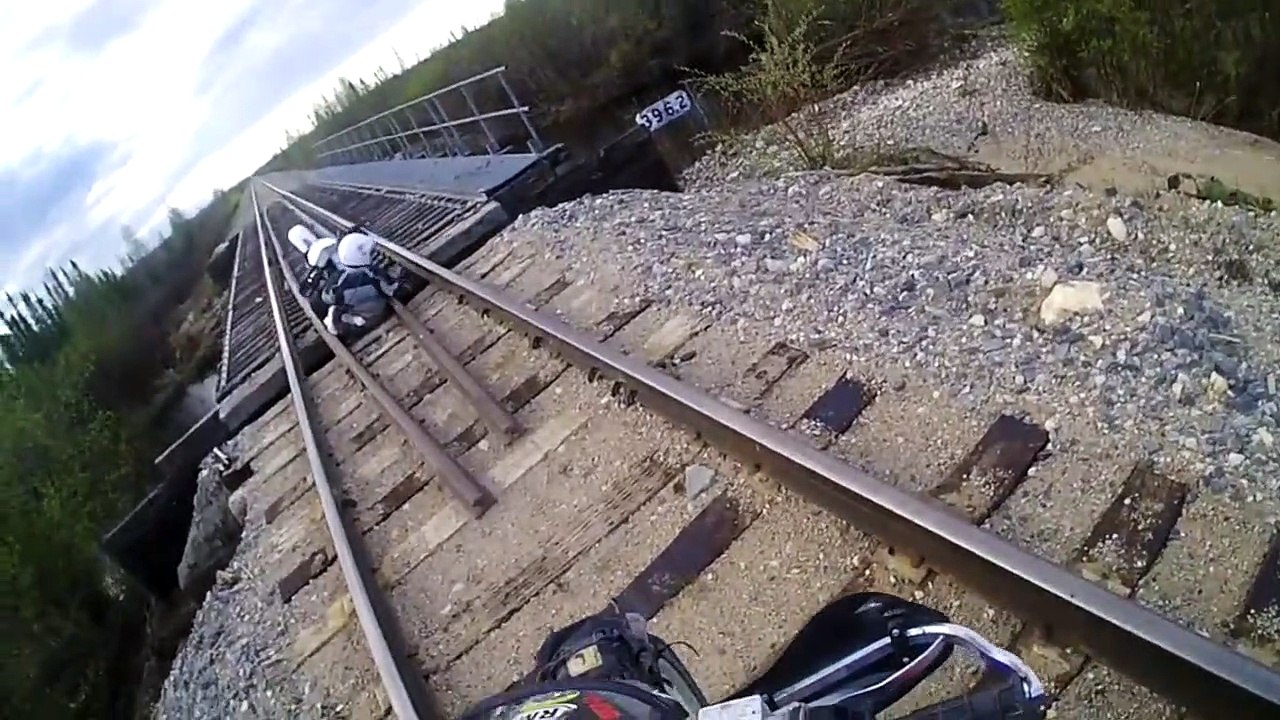 Ce biker va se retrouver coincé sur une voie ferrée... FLippant