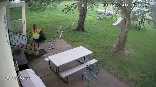Elle sort les poubelles en pleine tempête et se fait ecraser par un arbre...