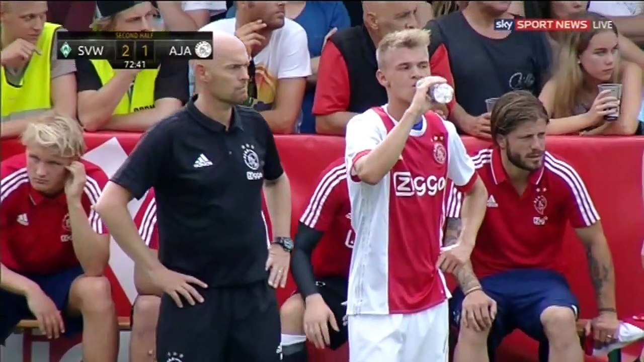 Un joueur d'Ajax Amsterdam fait un malaise cardiaque en plein match
