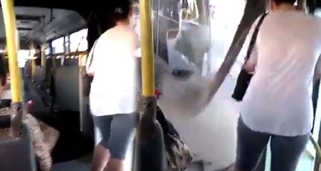 Yolda Giderken Ortadan İkiye Bölünen Otobüsteki Dehşet Kameraya Yansıdı