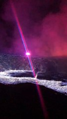 Feu de soufre éclate en flammes hypnotisantes