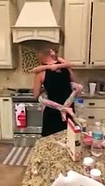 Elle surprend le papa et sa fille seuls dans la cuisine, mais quand elle voit ce qu’ils font, elle s’empresse de filmer