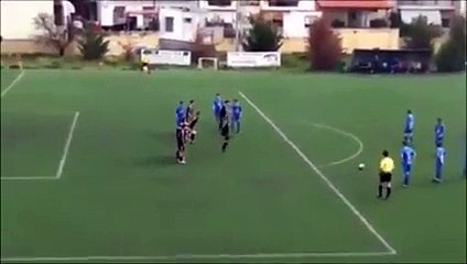 Cette vid?o r?sume l'idiotie dans la football...