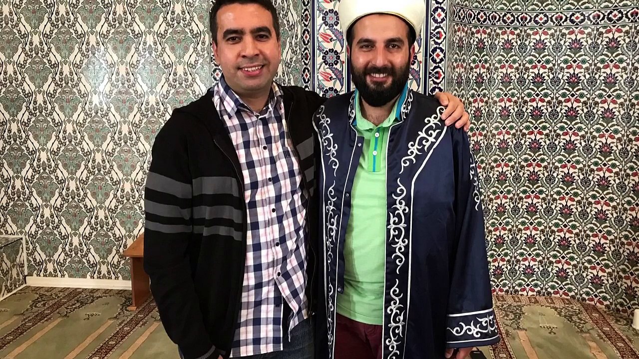 ISHØJ MEVLANA CAMII. METIN DEMIRTAS & KEREM BILGIC. CIFTE MEDINE MAKAMI EZAN. MAQAM BAYATI. HARAMEYN USULU NAMAZ. ICINIZI TITRETEN YANIK MEDINE EZANI. Madinah azan Sheikh Essam Bukhari. Azan Madinah Al Munawwarah. Mescidi Nebevi ezani.KABE MÜEZZINI TAKLIT