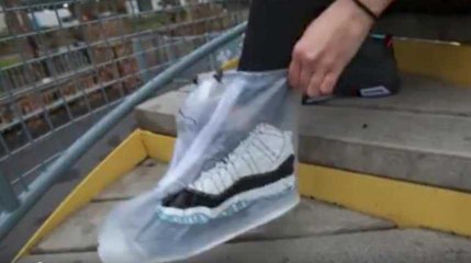 Les imperméables pour chaussures débarquent.