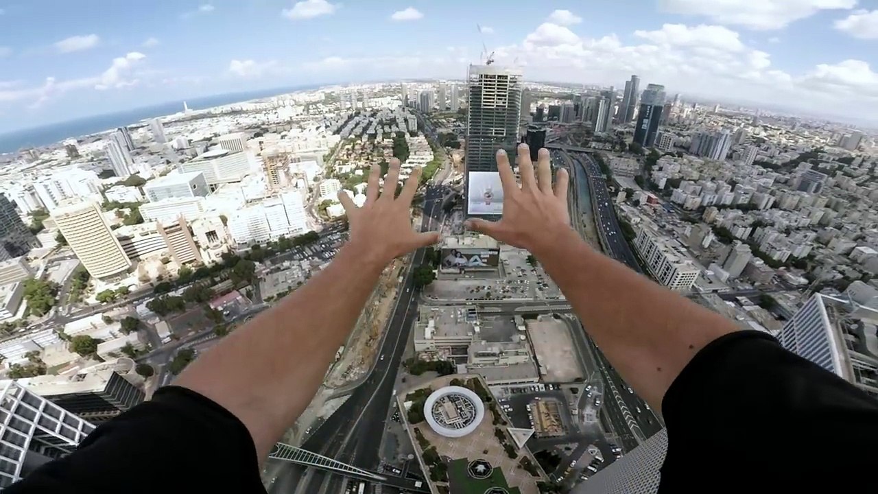 Il se tient en équilibre sur les mains... en haut d'un gratte ciel à Tel Aviv !