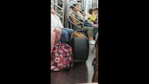 Ce chien sort la tête.. d'une valise dans le métro !