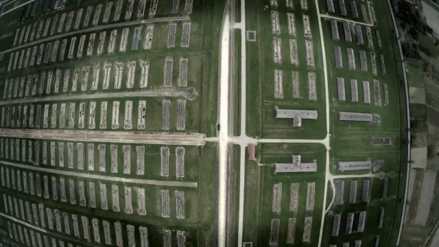Le camp d'extermination d'Auschwitz vu de Drone : l'immensité de l'horreur