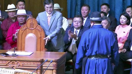 Martial arts expert sworn in as Mongolian president (2)
