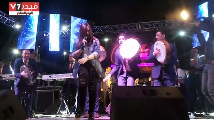 بوسى تغنى "حط ايده ياه" لايف