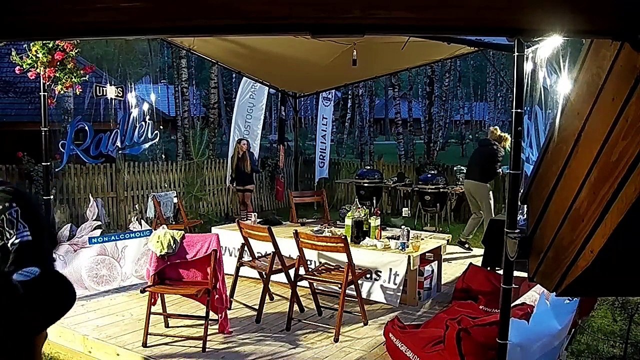 Vasaros realybės šou „2 Barai“: atviras batų mė...