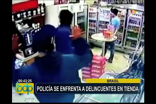 Brasil: policía se enfrenta a balazos a delincuentes en tienda