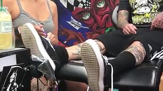Un homme demande sa petite amie en mariage avec un tatouage