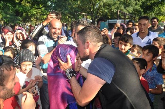 Sürpriz Evlilik Teklifine Olumlu Cevap Alamayınca Neye Uğradığını Şaşırdı