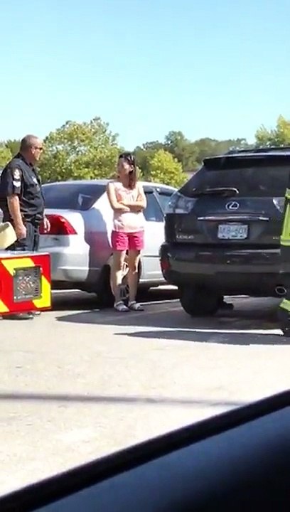 Deixa filhos fechados no carro ao sol