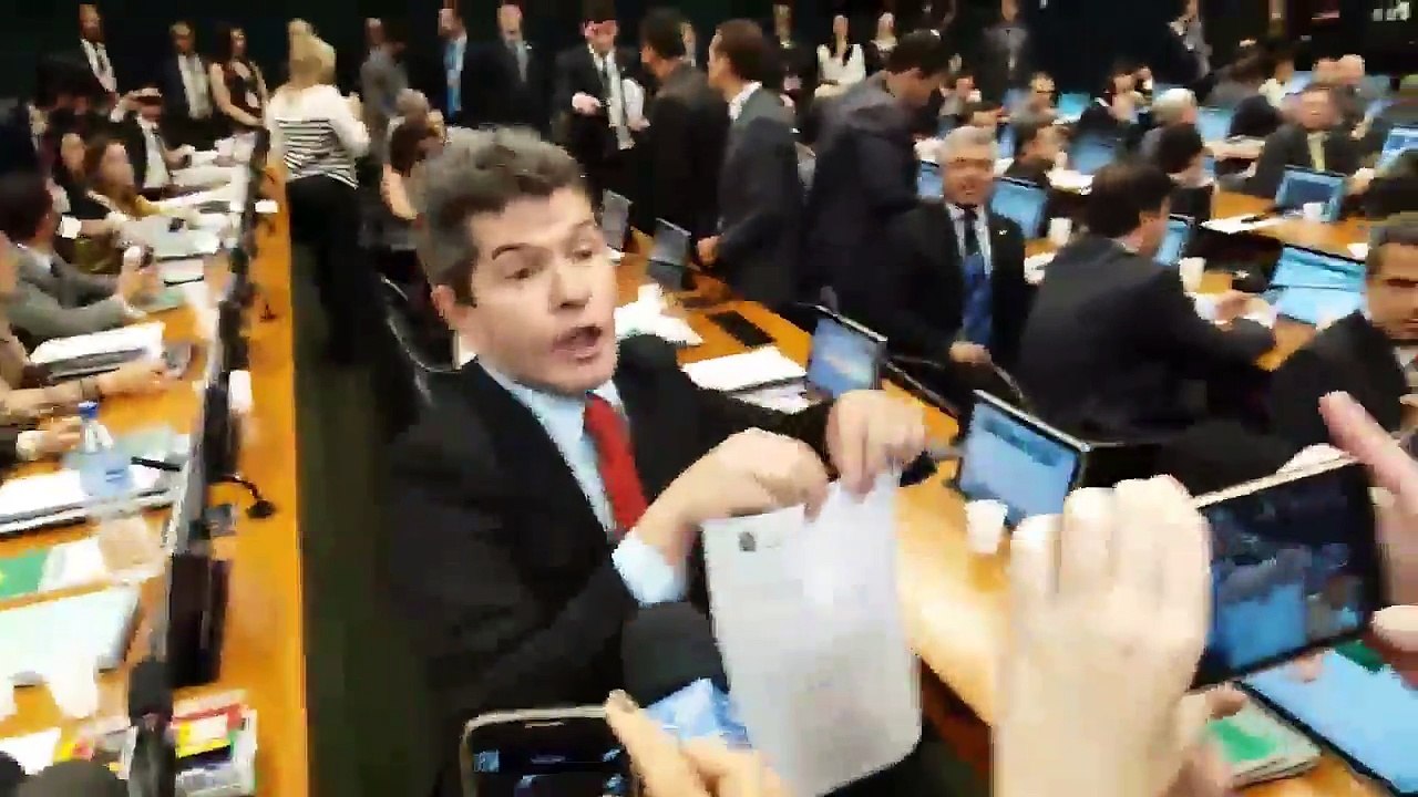 "Me venderam. Governo corrupto vai cair", diz delegado Waldir,  retirado da CCJ por aliados de Temer