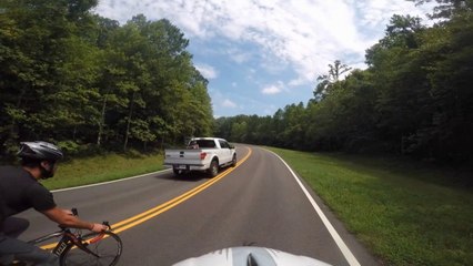 Un automobiliste renverse volontairement un cycliste!