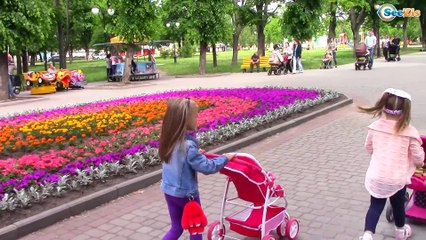 Walking with baby carriages and Baby Born dolls in the park Прогулка с колясками и куклами Беби Бон