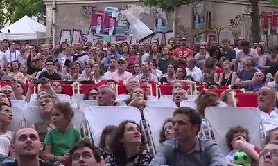 Konser Unik di Balkon Apartemen