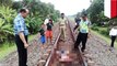 Selfie berujung maut: dua remaja tewass tertabrak kereta api di Jawa Tengah - TomoNews