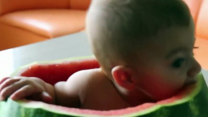 Ce bébé a trouvé la meilleure façon de dévorer sa pastèque